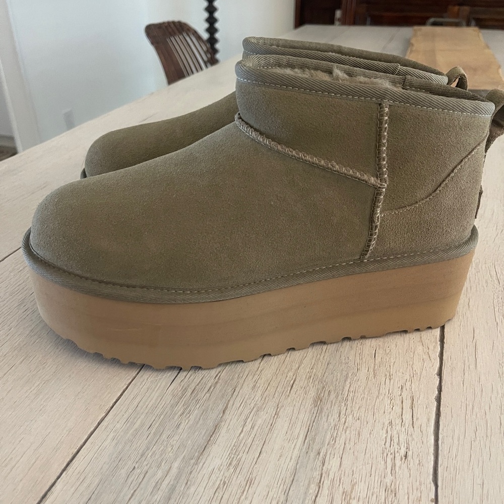 NWOT UGG Classic Ultra Mini Platform